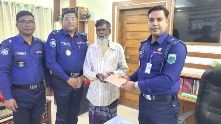 শিশু সন্তানকে নদীর পানিতে ফেলে  দিল মা, উদ্ধারকারীকে পুরস্কৃত করল পুলিশ