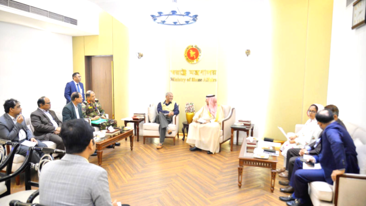 স্বরাষ্ট্র উপদেষ্টার সঙ্গে সৌদি রাষ্ট্রদূতের সাক্ষাৎ: দ্বিপাক্ষিক সম্পর্ক আরো জোরদারের আহ্বান