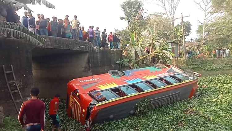 মতলবের নাগদায় ভয়াবহ সড়ক বিপর্যয় জৈনপুর পরিবহনের বাস খাদে, আহত অন্তত ১৭ যাত্রী
