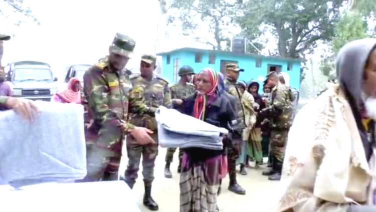 নাগেশ্বরীতে সেনাবাহিনীর উদ্যোগে শীতার্তদের মাঝে কম্বল বিতরণ