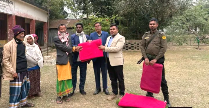 প্রচণ্ড শীতে বাড়ি বাড়ি গিয়ে অসহায় মানুষের হাতে কম্বল তুলে দিলেন ইউএনও আশরাফুল আলম রাসেল