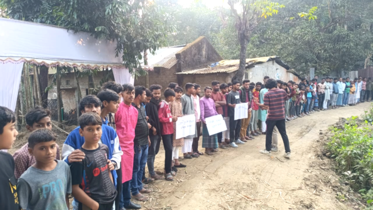 ঝুঁকিতে আনোয়ারার বেড়িবাঁধ ভারী ট্রাক চলাচল বন্ধ ও নদীপথ ব্যবহারের দাবিতে এলাকাবাসীর মানববন্ধন