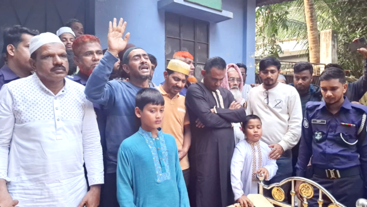 প্যারোলে মুক্তি পেয়ে মায়ের জানাজায় অংশ নিলেন মাহফুজুল হক