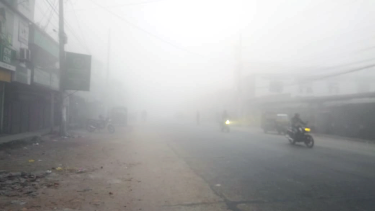 কূয়াশার চাদরে ঘোমটা দিয়েছে মনিরামপুর
