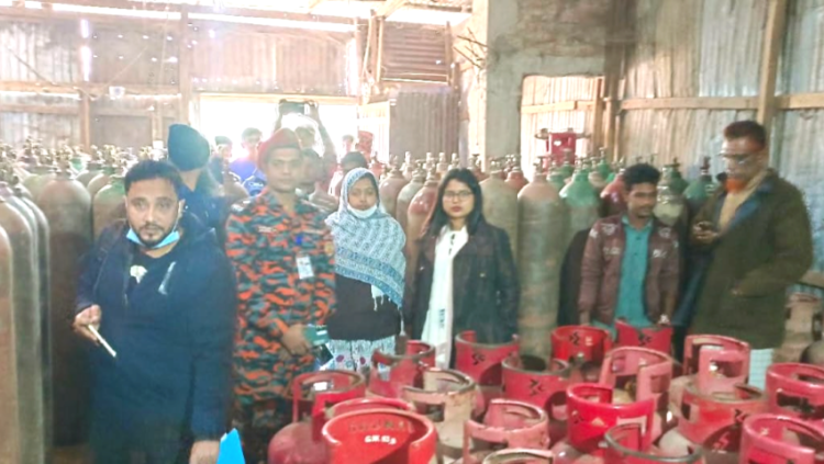 বড়তাকিয়া ও আবুতোরাব বাজারে অবৈধ গ্যাস ব্যবসার বিরুদ্ধে অভিযান মোবাইল কোর্টে ৯ দোকানিকে ৬৮ হাজার টাকা  জরিমানা