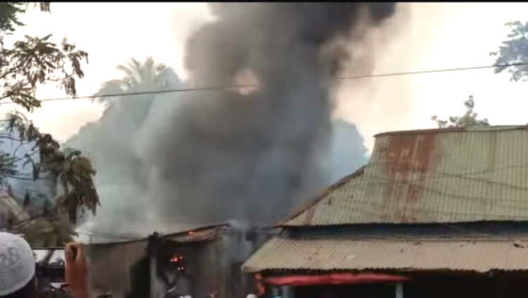 আশুলিয়ায় শ্রমিক কলোনীতে অগ্নিকান্ড ; ১৩ কক্ষ ভস্মিভুত