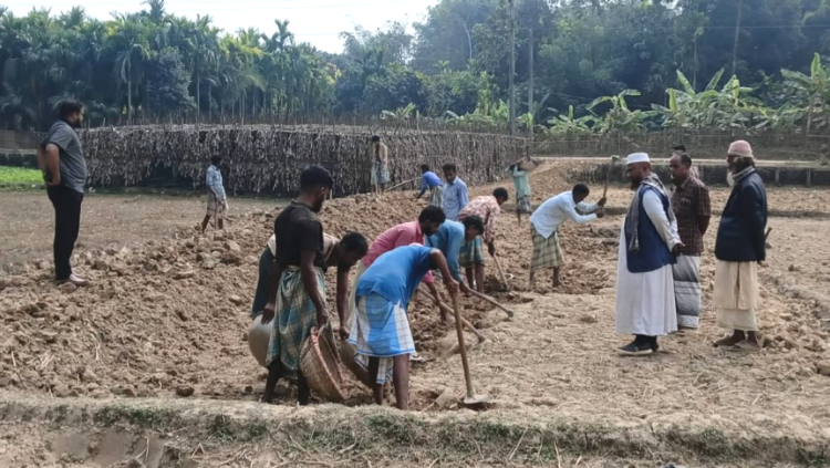“সরকার নয়, জনগণই গড়ছে উন্নয়নের রাস্তা: উখিয়ার পুর্ব পাতাবাড়িতে ৬০০ ফুট সড়ক নির্মাণে অনন্য দৃষ্টান্ত”