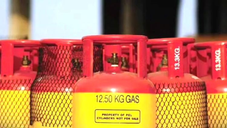 যশোরের বিভিন্ন এলাকায় এলপিজি গ্যাস সিলিন্ডারের সংকট অতিরিক্ত দামে বিক্রি করার অভিযোগ