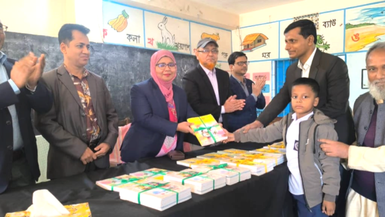 “নতুন দিনে নতুন পাঠ্যবই পেয়ে শিক্ষার্থীরা উচ্ছ্বাসিত “