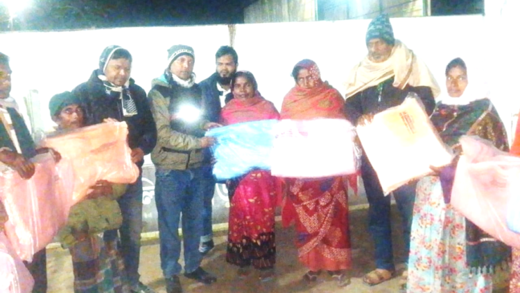 শীত মোকাবিলায় রায়গঞ্জে দুস্থ মানুষের মাঝে কম্বল বিতরণ করলেন কাজী ফার্মস্ লিঃ