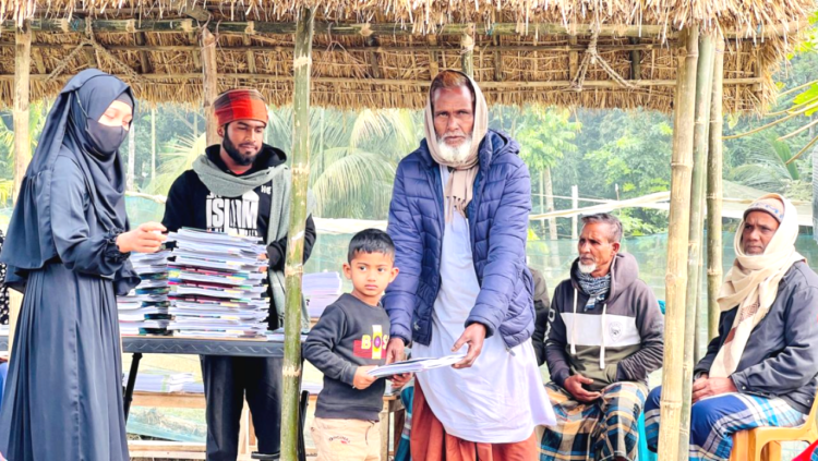 আইডিয়াল ইসলামিক একাডেমিতে শিক্ষার্থীদের মাঝে বই বিতরণ