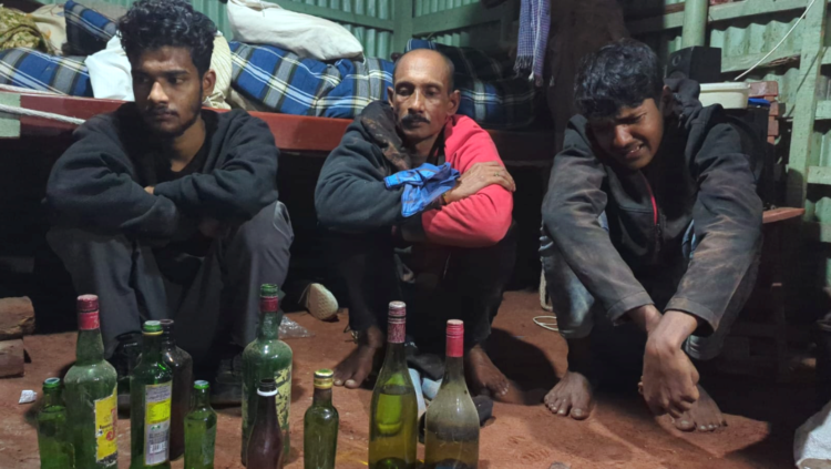 মোংলায় নৌ বাহিনীর অভিযান, মাদক সহ আটক ৩