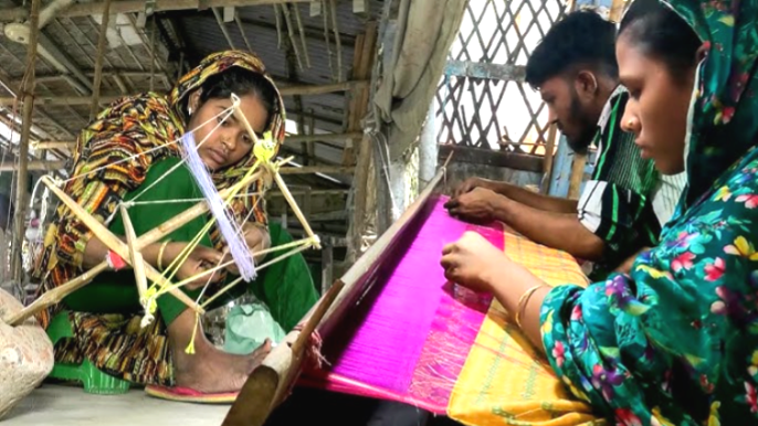 সিরাজগঞ্জের শাড়িতে মিশে আছে স্থানীয় শিল্প ও ঐতিহ্য