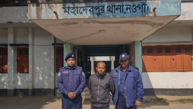 নওগাঁয় সড়কে গাছ কেটে  ডাকাতির চেষ্টা আটক-১