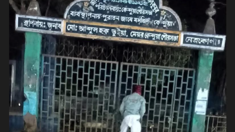 পাবলিক টয়লেট না থাকায়,প্রতিদিন প্রকাশ্যে প্রস্রাব করছে হাজারো মানুষ