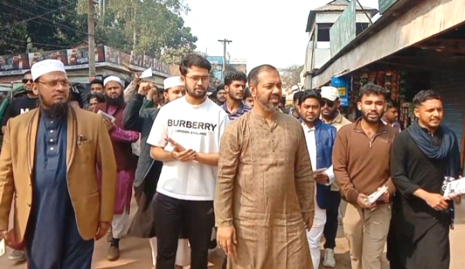 লৌহজংয়ের মাওয়াবাজারে শাপলা কলি প্রতীকে ভোট চাইলেন মাজেদুল ইসলাম