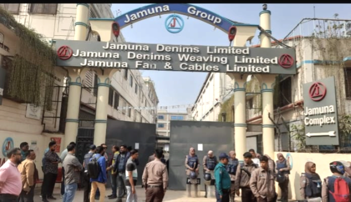 গাজীপুরে পোশাকশ্রমিকদের সঙ্গে পুলিশের সংঘর্ষ, অনির্দিষ্ট কালের জন্য বন্ধ ঘোষণা