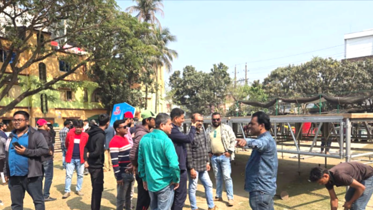 তারেক রহমানের নওগাঁ সফর উপলক্ষে মঞ্চ নির্মাণের প্রস্তুতি