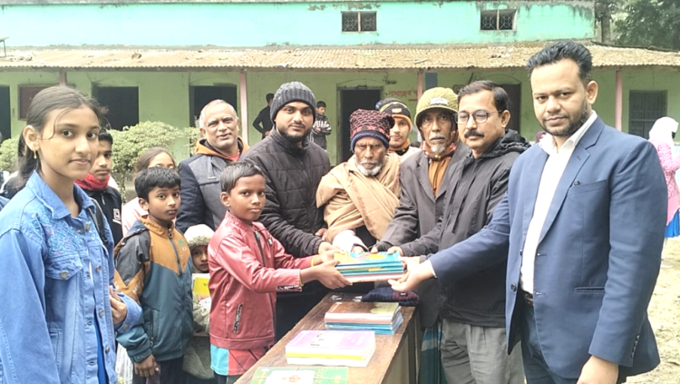 বছরের প্রথম দিন চলছে নতুন বই বিতরণ তবে রাষ্ট্রীয় শোকের কারণে নেই উৎসবের আমেজ