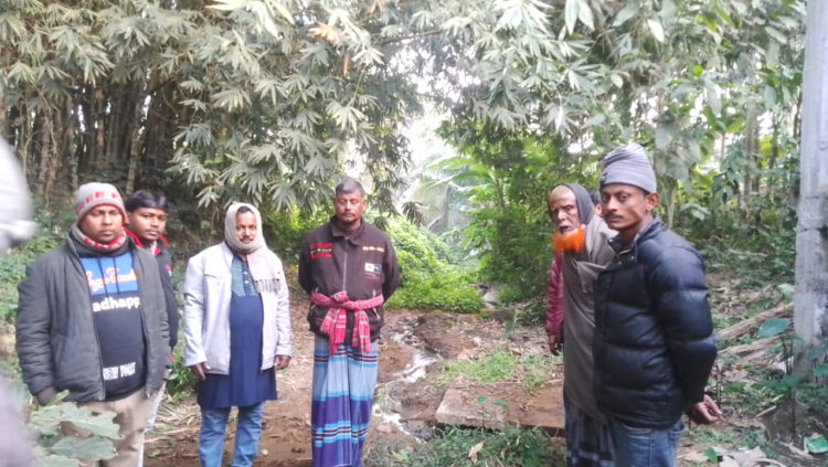 শালিখায় জেথ্রিটি এগ্রো  ইন্ডাস্ট্রিজ লিমিটেড এর গোমূত্র- গোবরের কারণে সরকারি রাস্তা বন্ধ