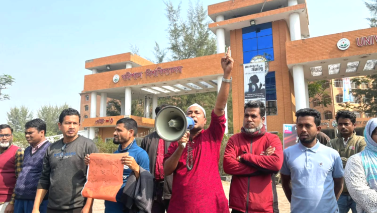 ৯ম পে-স্কেলের প্রজ্ঞাপন জারি না করা ও জ্বালানি উপদেষ্টার বক্তব্যের প্রতিবাদে ববিতে বিক্ষোভ কর্মসূচি