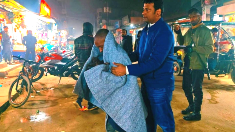 হাড়কাঁপানো শীতে ছিন্নমুল মানুষের পাশে উপজেলা প্রসাশন