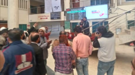 রাজশাহী রেলস্টেশনে বকেয়া বেতনের দাবিতে রানিং স্টাফদের বিক্ষোভ