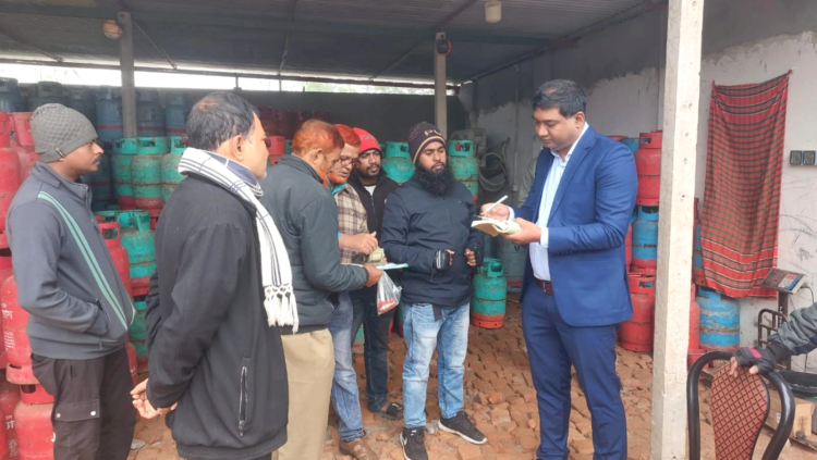 টাঙ্গাইলে অধিক দামে গ্যাস সিলিন্ডার বিক্রি: তিন ব্যবসায়ীকে দুই লাখ টাকা জরিমানা