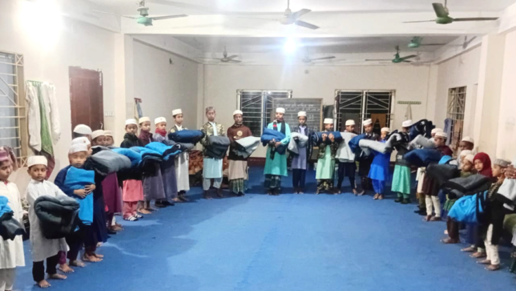 কটিয়াদীতে অর্ধশতাধিক হাফেজ শিক্ষার্থীর মাঝে কম্বল বিতরণ