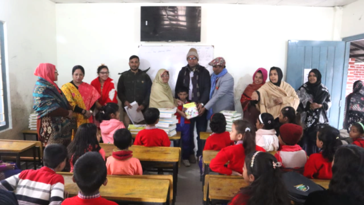 নওগাঁয় বছরের প্রথম দিনেই শিক্ষার্থীর  হাতে পাওয়া নতুন বইয়ের ঘ্রাণে উল্লাস