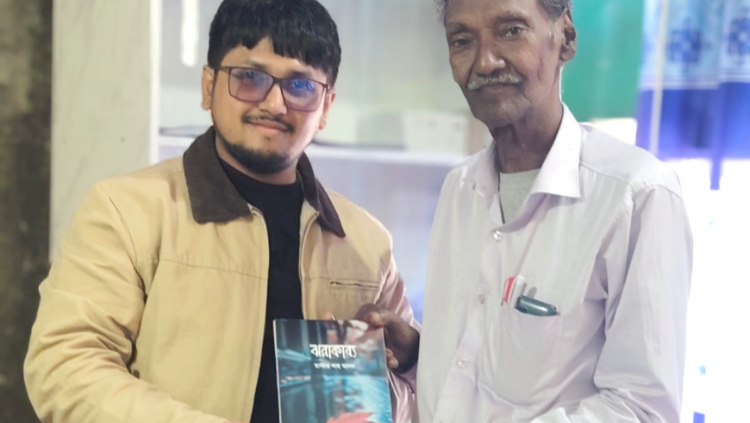 বছরের প্রথম দিনে তরুণ উদ্যোক্তার হাতে বই তুলে দিলেন বিশিষ্ট কবি লোকজ গবেষক মাস্টার শাহআলম