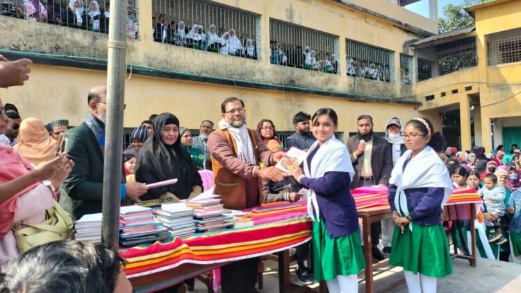 ভোলায় ৬ লাখের বেশি শিক্ষার্থীর হাতে নতুন বই