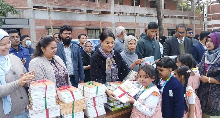 লৌহজংয়ে নতুন বছরের বই উৎসব শিক্ষার্থীদের হাতে পাঠ্যবই তুলে দিলেন উপদেষ্টা সৈয়দা রিজওয়ানা হাসান