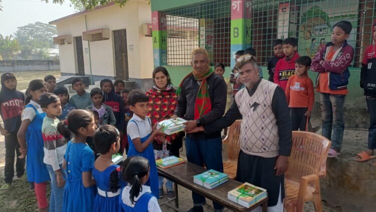 রায়গঞ্জে নতুন বছরের প্রথম দিনেই শিক্ষার্থীদের মাঝে নতুন পাঠ্যবই বিতরণ