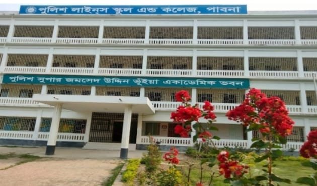 পাবনার পুলিশ লাইন্স স্কুল অ্যান্ড কলেজে বই বিতরণে অনিয়মের
