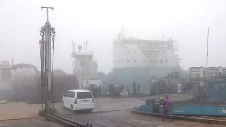 ঘন কুয়াশার কারণে পাটুরিয়া-দৌলতদিয়া ফেরি চলাচল বন্ধ