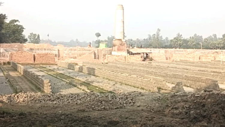আশুলিয়ার শিমুলিয়ায় ভেঙ্গে দেওয়া ৪টি অবৈধ ইটভাটা পুনরায় চালু, নীরব ভূমিকায় প্রশাসন