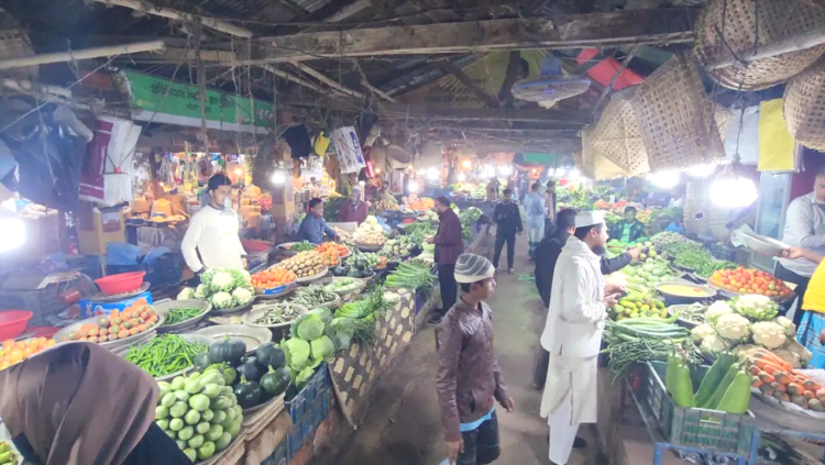 ফেনীতে সবজির বাজারে লেগেছে শীতের ছোয়া, কমছে দাম, লাগছে স্বস্তি