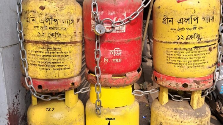 মাদারীপুরের সর্বত্র এলপিজি গ্যাসের কৃত্রিম সংকট
