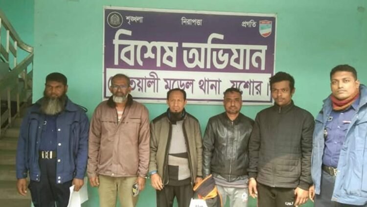 যশোরে পৃথক অভিযানে তিনটি নাশকতার মামলায় চারজন  নিষিদ্ধ  লীগের নেতাকর্মী আটক করেছে