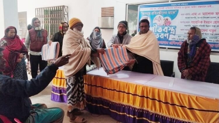 তানোরে অসহায় প্রতিবন্ধীদের মাঝে শীতবস্ত্র বিতরণ