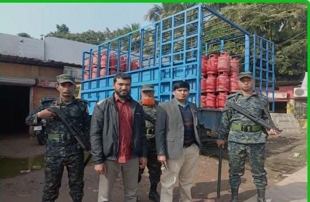 অতিরিক্ত দামে গ্যাস সিলিন্ডার বিক্রি, ২০ হাজার টাকা জরিমান।