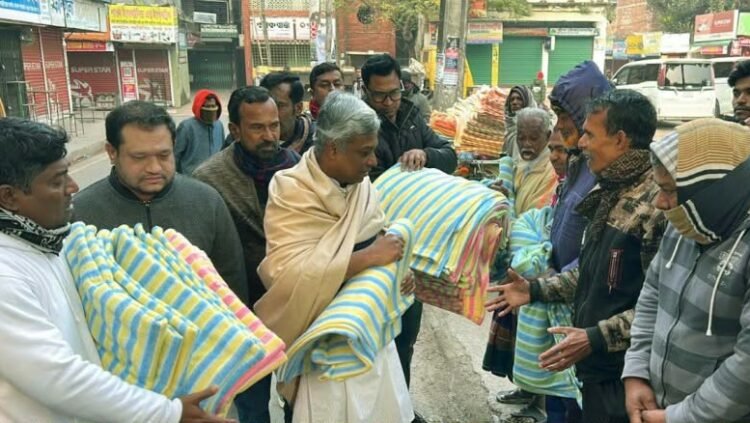 ভোরবেলা লালদিঘি পাড়ে দিনমজুরদের সঙ্গী হলেন অনিন্দ্য ইসলাম অমিত