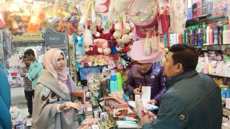 লক্ষ্মীপুরে ভোক্তা অধিকার লঙ্ঘনে ‘ম্যাক ওয়ার্ল্ড’এ মোবাইল কোর্ট, ৪০ হাজার টাকা জরিমানা