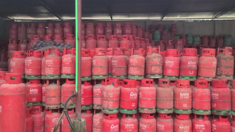 শ্রীপুরে কৃত্রিম সংকট ও চড়া দামে এলপিজি বিক্রি: ৫ প্রতিষ্ঠানকে জরিমানা