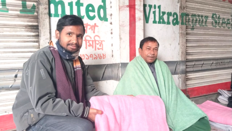 রায়গঞ্জে শীতের ভোরে পত্রিকা বিক্রেতাদের পাশে দাঁড়াল খিদমাতুল উম্মাহ ফাউন্ডেশন