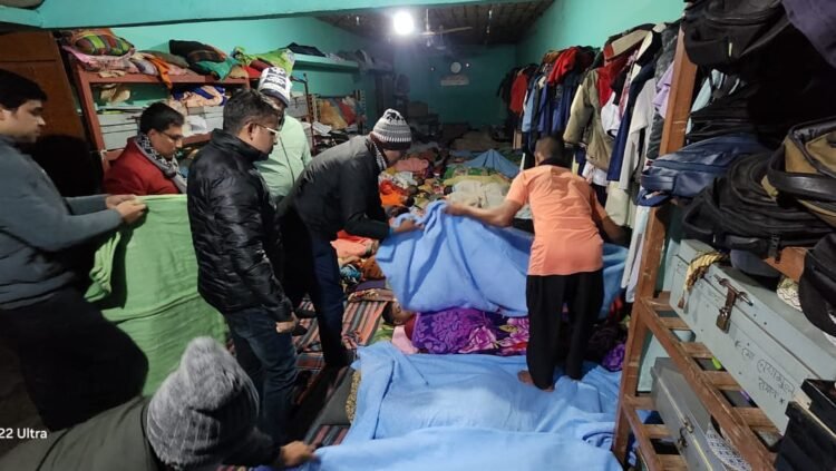 ডিমলায় রাতের আঁধারে কম্বল নিয়ে শীতার্তদের মাঝে নির্বাহী অফিসার