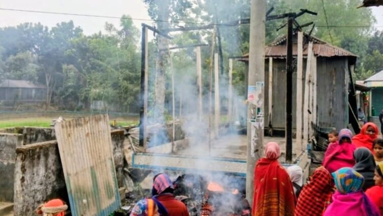 কুড়িগ্রামের রৌমারীতে পরিকল্পিত ভাবে কাপড়ের দোকানে আগুন ৩০ লক্ষ টাকা মূল্যের মালামাল পুড়ে ছাই