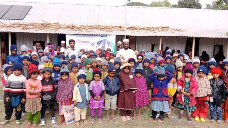 আস-সুন্নাহ ফাউন্ডেশনের পক্ষ থেকে শিক্ষার্থীদের  মাঝে  শীতকালীন  উপহার বিতরণ