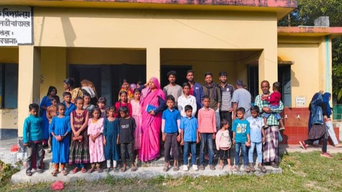 বিদায়ী প্রধান শিক্ষক নিজের কাবিনের জমিতে বিদ্যালয়